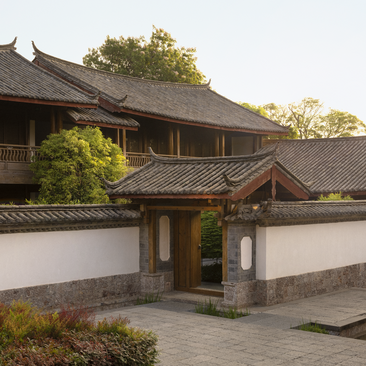 大研安缦度假村的建筑细节，展示传统中式设计与现代路径。