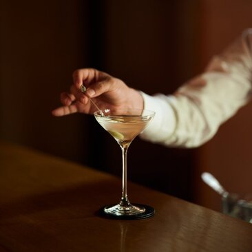 安缦珍纳度假村酒吧调制的鸡尾酒,侍者手持马丁尼杯。