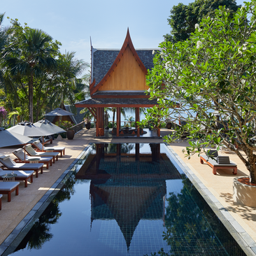 安缦璞瑞度假村的六卧室花园别墅，泳池映照金色佛塔建筑。