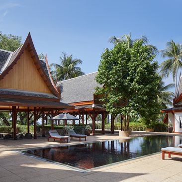 安缦璞瑞度假村的三卧室花园别墅，配有游泳池和传统泰式建筑。