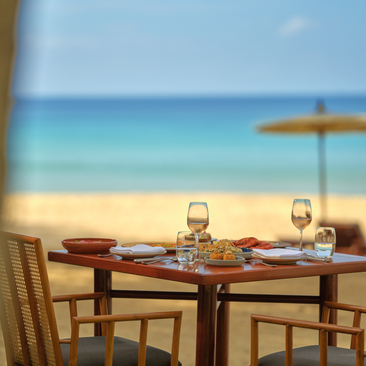 Tavolo da pranzo allestito con vista sul mare all'Amanpuri resort in Tailandia.