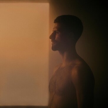 诺瓦克·德约科维奇在曼谷奈乐安缦水疗中心的肖像照，展现宁静时刻。