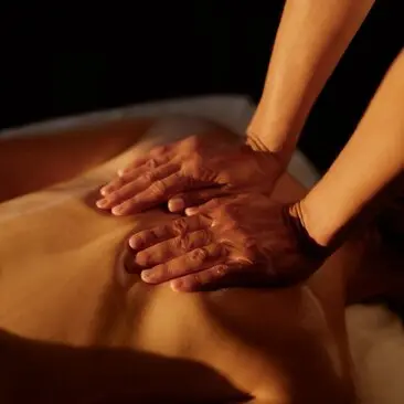 Mains reposant sur une surface d'eau dorée lors d'un soin au spa d'Amanera, resort en République dominicaine.
