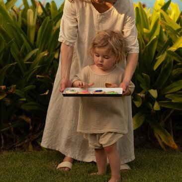 Enfant décorant des biscuits avec un adulte au resort Amanera, République dominicaine.
