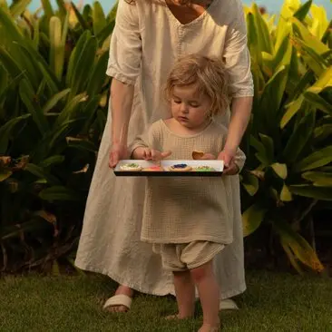 Enfant décorant des biscuits avec un adulte au resort Amanera, République dominicaine.