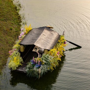 养云安缦度假村，客人在下午茶时间乘坐传统木舟在水上享受宁静时刻。