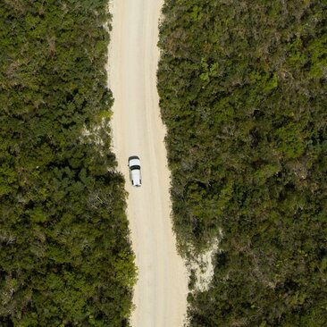 アマンヤラ リゾートへの到着、砂浜の道路を走る車の航空写真