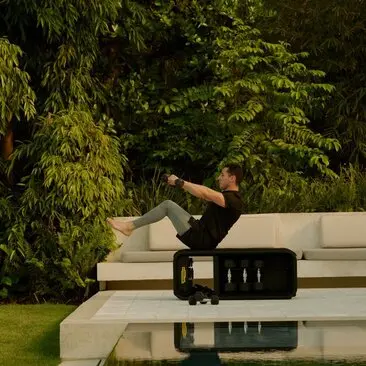 Homme pratiquant le yoga sur une plateforme en béton entourée de végétation luxuriante à Amanera, resort en République dominicaine.