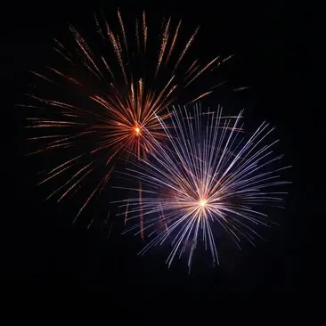 安缦奇岭度假村夜空中绽放的红色和蓝色烟火。