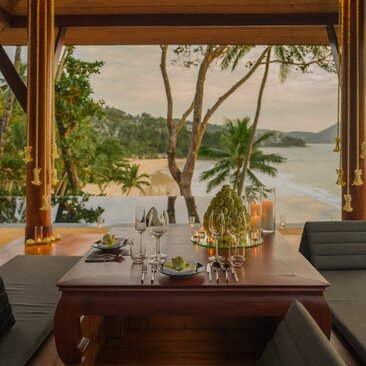Cena tailandese reale in un padiglione privato con vista sul mare presso il resort Amanpuri in Thailandia.