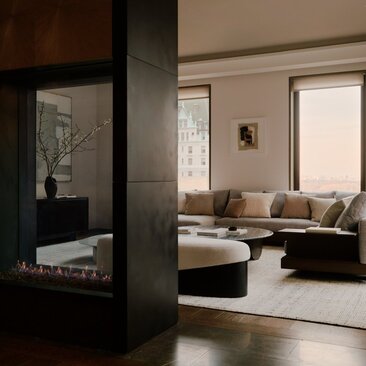 Salon spacieux avec foyer contemporain et mobilier élégant à Aman New York.
