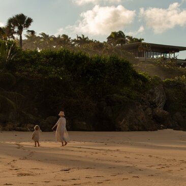 Famille profitant d'activités balnéaires sur la plage à Amanera, resort en République dominicaine.