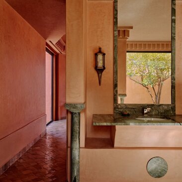 Pavilion pool com vistas para o pátio interior, Amanjena, Marrocos.