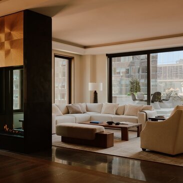 Salon spacieux d'une maison deux chambres avec foyer et vue sur New York à Aman New York.