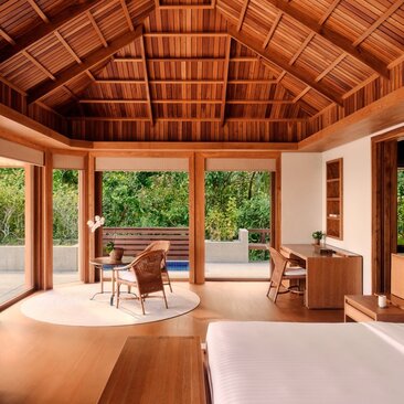 Casita Grand Beach avec piscine privée et plafond en bois à Amanpulo, Philippeines.