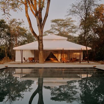 Grand tented pavilion with infinity pool at Aman-i-Khas, India, at dusk.
