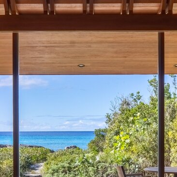 Vistas al océano desde el dormitorio del pabellón con piscina de Amanyara, resort en Turks y Caicos.