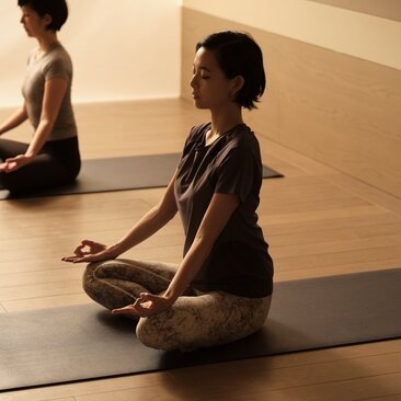 Persona practicando yoga en el estudio de Aman New York.