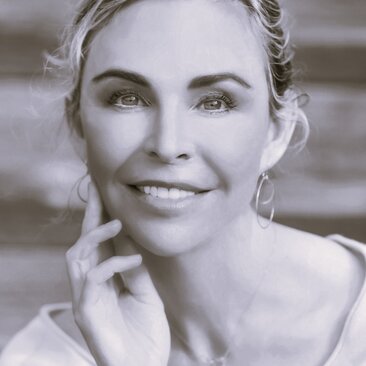 Shauna Shapiro, portrait photograph in black and white, at Amanyara resort.