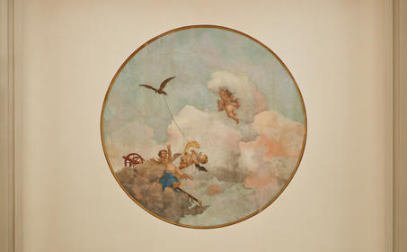 安缦威尼斯酒店帕帕多波利公寓浴室的圆形壁画装饰，描绘天使与鸟的古典主题。