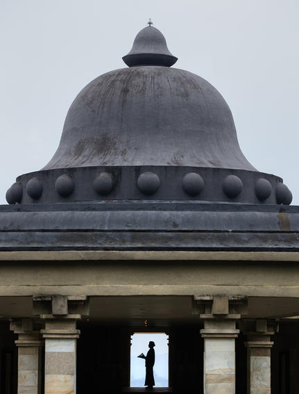 Dôme architectural avec colonnes classiques à Amanjiwo, station balnéaire.