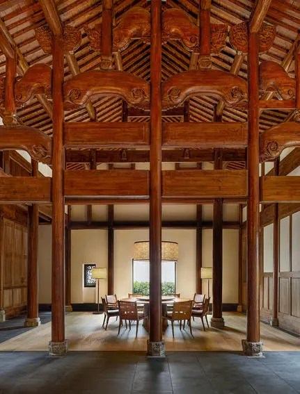 养云安缦度假村的木质走廊，展示传统建筑风格和对称的结构设计。