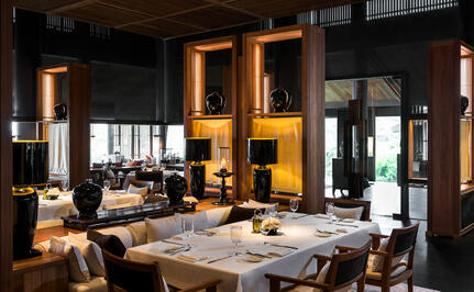 安缦诺怡度假村的餐厅内部，木质框架和温暖灯光营造出雅致用餐环境。