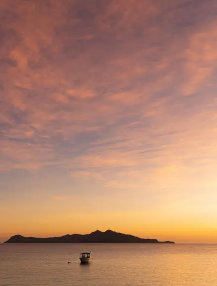 アマンプロ リゾートの夕焼けに染まる海と島々の風景
