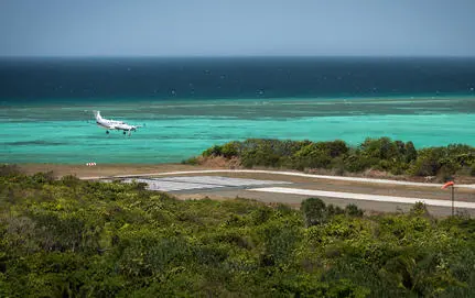 アマンプーロ リゾートの上空から見たターコイズブルーの海と白い砂浜、緑の島々。