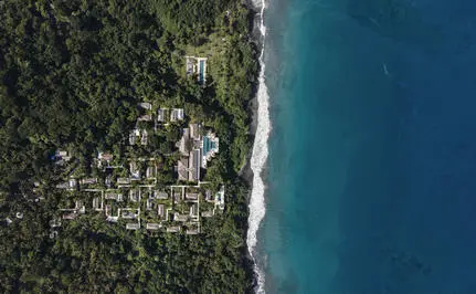 アマンキラ・リゾートの海岸線を上空から見た風景。緑生い茂る崖が紺碧の海に面している。