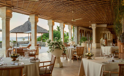 La terraza del comedor en Amankila, con vistas al océano y arquitectura de madera natural.