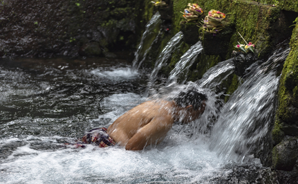 安缦黛宁度假村中，温泉水流过岩石形成的瀑布。