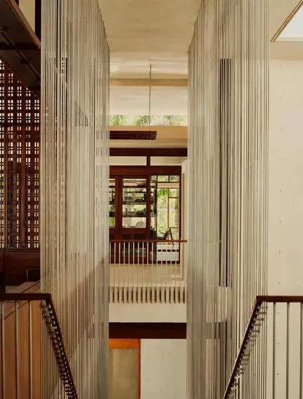 Portada de marco de retrato que muestra un espacio de doble altura en Amanera resort, con columnas blancas y elementos de diseño contemporáneo.