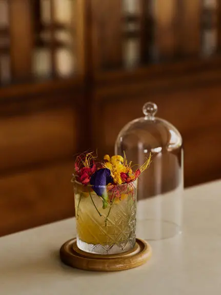 Cocktail tropical à base de rhum servi sous cloche à Amanera, resort en République Dominicaine.