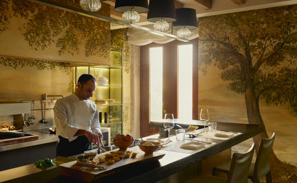 Cucina del Palazzo presso Aman Venice: chef al lavoro nella cucina con pareti decorate in oro.