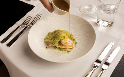 Piatto di arva, specialità culinaria presso Aman Venice, elegantemente presentato su piatto bianco.
