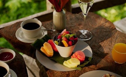 Assiette de fruits frais et mets locaux servis lors d'une expérience de randonnée et cuisine à Amanera.