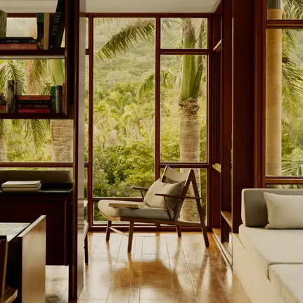Biblioteca del resort Amanera con ventanales que dan a la vegetación tropical dominicana.