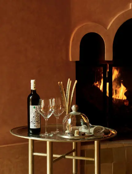 Verre de bienvenue à l'arrivée à Amanjena, resort au Maroc, avec vin et fleurs séchées.
