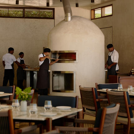 Club de plage Amanera avec foyer central, salon et accès à la terrasse à Playa Grande.
