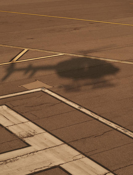 直升机航拍安缦湾澜度假村上空，展现印度尼西亚松巴岛的干旱地形。