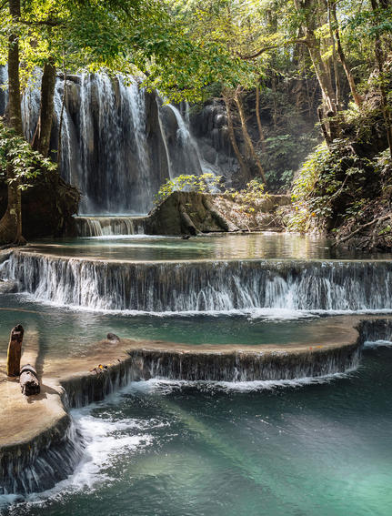 玛塔吉图瀑布层叠流入碧绿水池,位于苏门答腊岛上的安缦湾澜度假村。