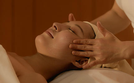 养云安缦度假村的传统中医拔罐疗法，治疗师为客人进行头部护理。