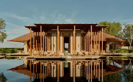 Le restaurant principal d'Amanyara, resort aux Turques-et-Caïques, avec sa structure en bois surplombant l'eau.
