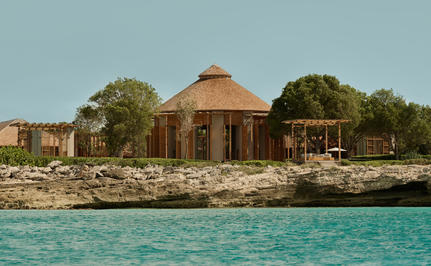 Pavillon octogonal en pierre au bord de l'eau turquoise à Amanyara, resort aux Turks et Caicos.
