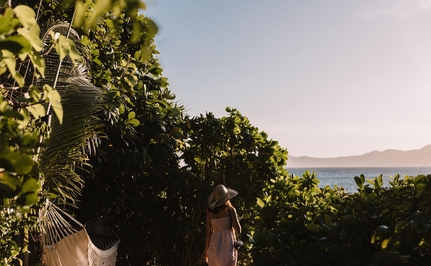 安缦璞乐度假村海滩上的树荫区，可眺望海景。