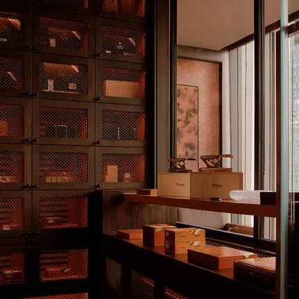 曼谷奈乐安缦酒店的雪茄吧，展示木质酒柜和品酒台。