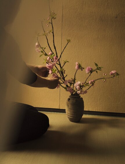 安缦纽约酒店内，花瓶中盛放的枯枝与野花在柔和光线下的静物布置。