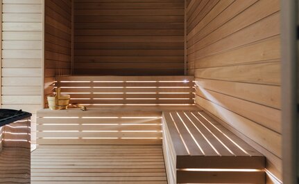 Sauna de madera con bancos escalonados en Amanzoe, resort en Grecia.