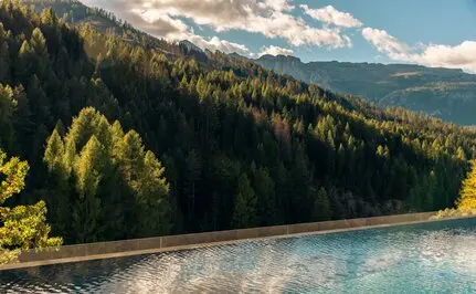 Piscina esterna con vista sulle Dolomiti presso Aman Rosa Alpina.
